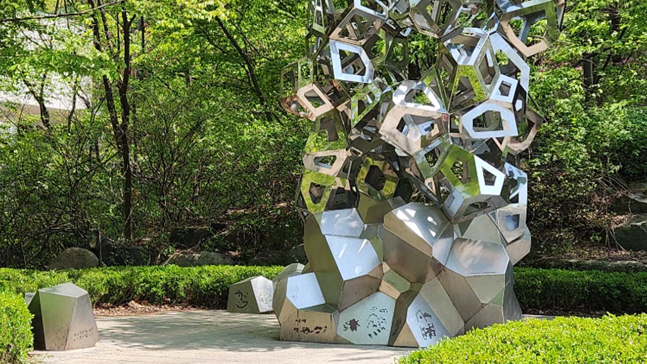 숲 한가운데 설치된 조형물과 주변 산책로 풍경. / 안양시 공식 SNS