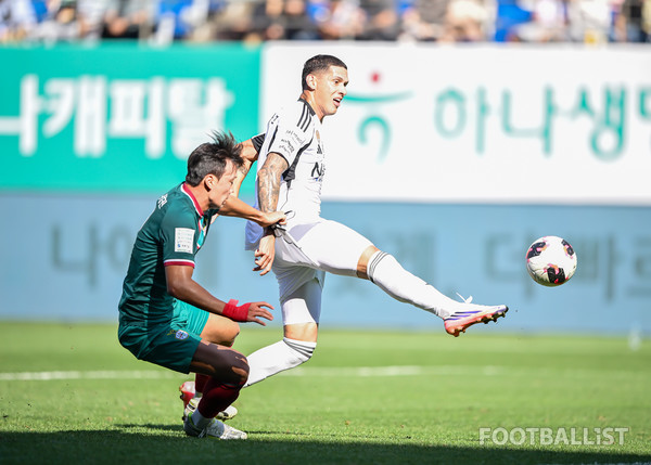 조성권(왼쪽, 대전 하나), 티아고(오른쪽, 전북 현대). 서형권 기자