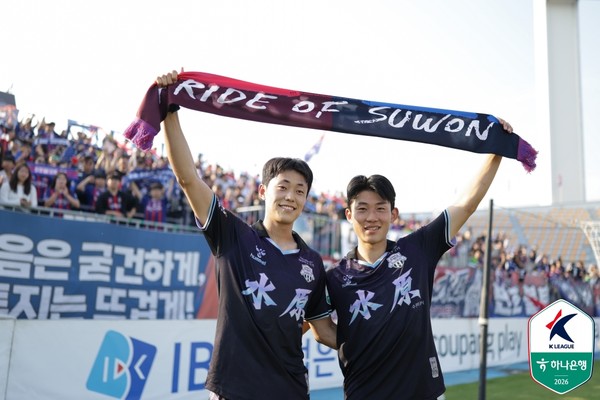 박철우와 정승배(왼쪽부터, 수원FC). 한국프로축구연맹 제공 