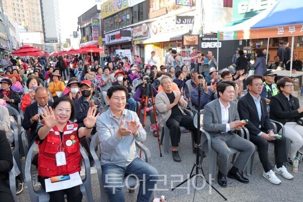 에버랜드마을 골목축제에서 이상일 시장이 시민들과 함께 즐기고 있다./투어코리아뉴스 정명달 기자 사진=용인시
