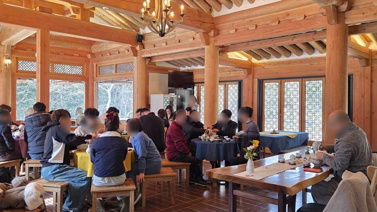 대흥사에서 방문객들이 차를 마시며 다도체험에 참여하고 있다. / 두륜산 대흥사