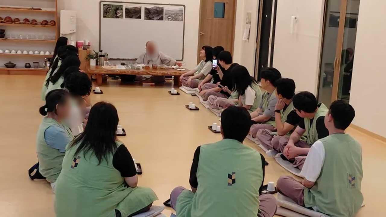 동화사 템플스테이 참가자들이 스님과 마주 앉아 차담을 나누고 있다. / 한국불교문화사업단