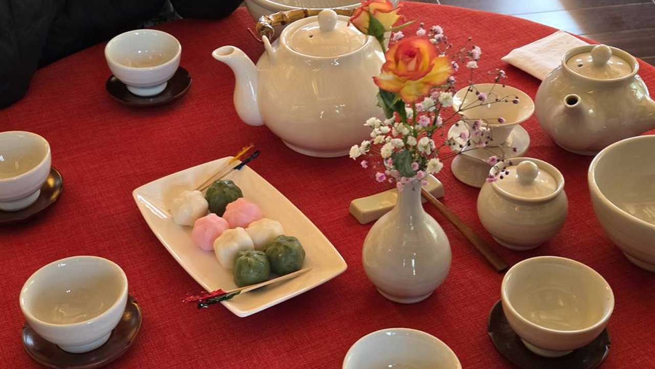 대흥사 다도체험에 준비된 찻잔과 다기, 함께 곁들이는 다과. / 두륜산 대흥사