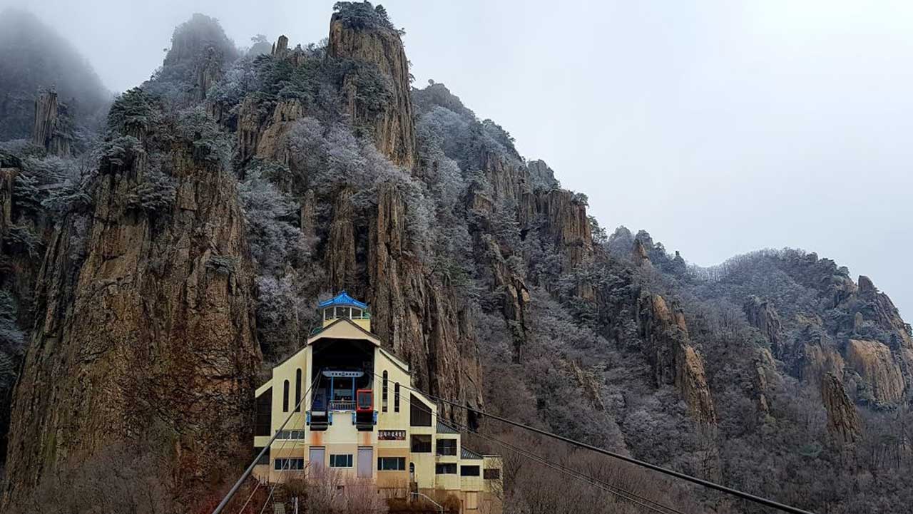 기암괴석이 병풍처럼 둘러선 대둔산케이블카 상부 역사 주변 풍경. / 대둔산케이블카