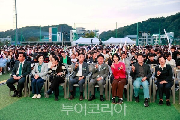 이계철 의장(왼쪽 첫번째)과 의원들이 행사를 관람하고 있다/투어코리아뉴스 정명달 기자 사진=의회