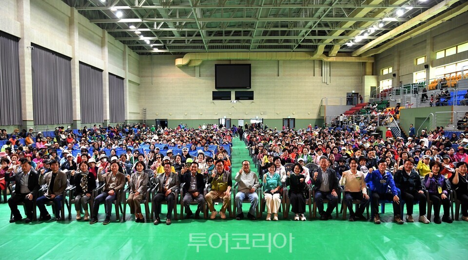 10일 화천체육관에서 화천군민과 노원구 산악회원들이 교류행사를 갖고 있다./사진=화천군