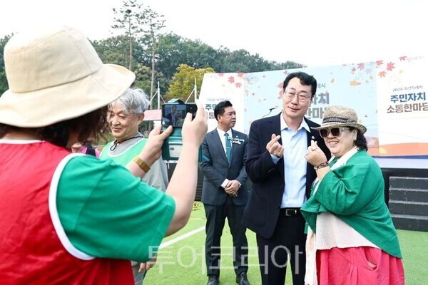 주민자치행사에 참가한 시민과 함께한 정명근 시장/투어코리아뉴스 정명달 기자 사진=정명근 SNS