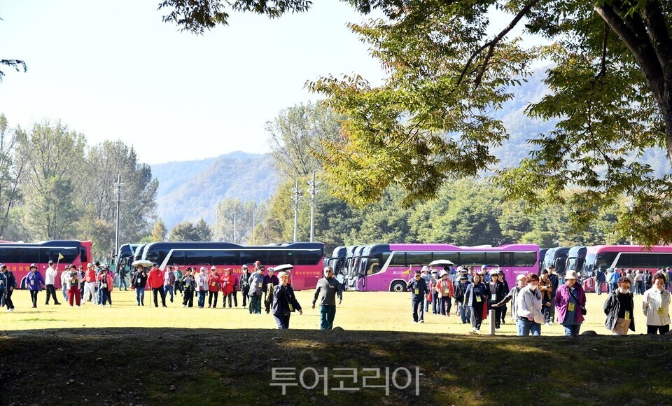 10일 관광버스를 이용해 화천군  붕어섬을 찾은  노원구민 ‘즐거운 산악회’회원들/사진=화천군