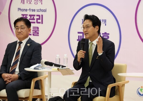 찾아가는 교육감실’ 타운홀미팅에 함께한 이기형 김포시장과 안민석 경기교육감/투어코리아뉴스 정명달 기자 사진=교육청