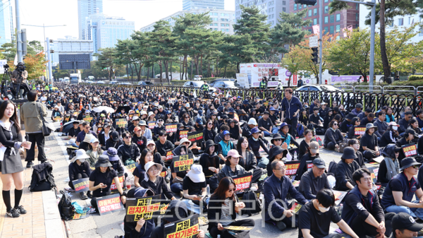 9일 국회 앞에서 열린 교원 집회에 주최 측 추산 교원 2만여 명이 모여 “교사가 두려움 없이 가르치고 아이들이 안전하게 배우는 학교”와 “교육할 권리 보장”을 촉구하고 있다.