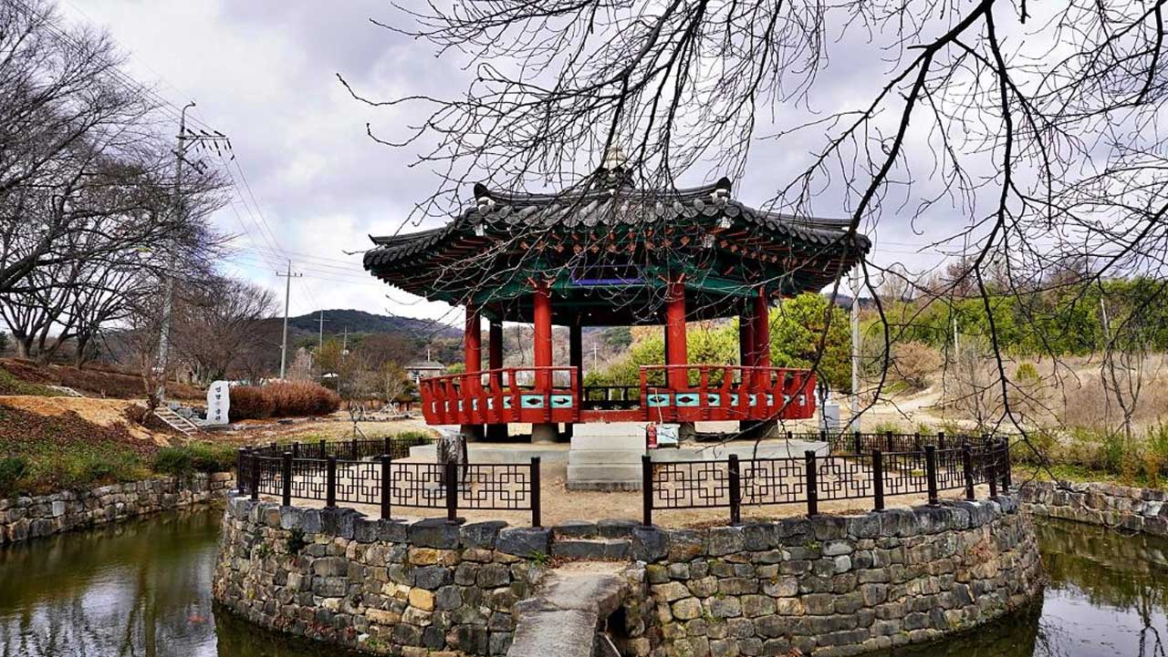 연못 가운데 자리한 면천 군자정. / 충청남도 누리집