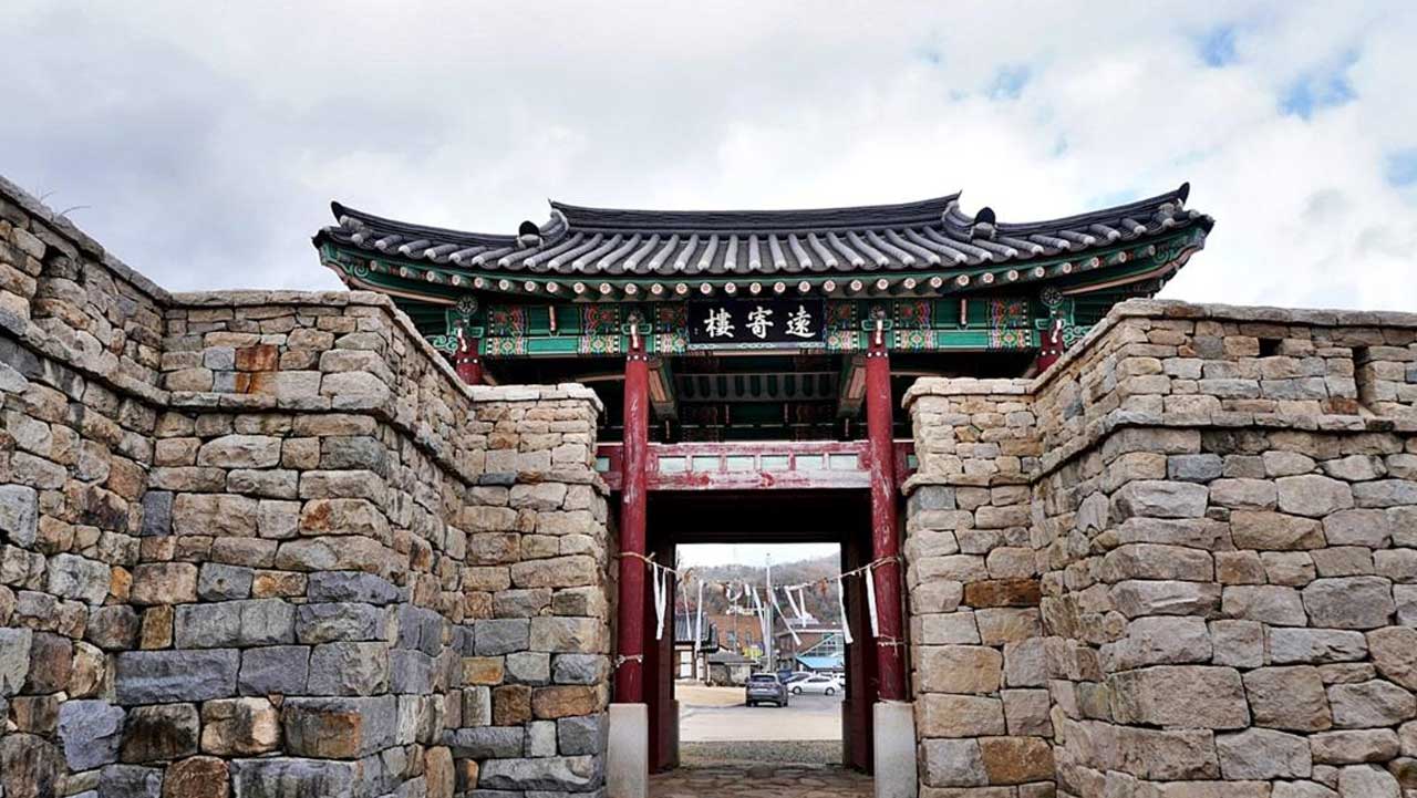 돌로 쌓은 성벽과 목조 성문이 이어지는 면천읍성 모습. / 충청남도 누리집