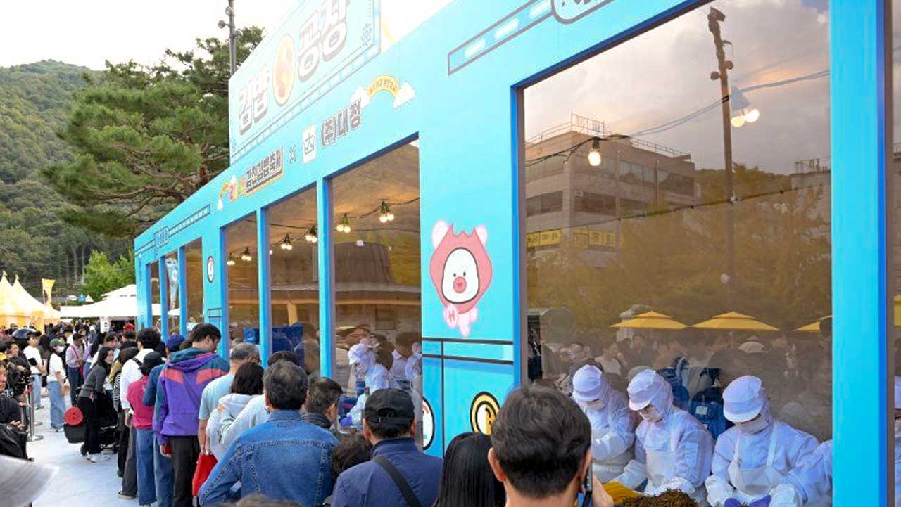김천김밥축제 김밥공장 앞에 길게 늘어선 방문객들. / 김천김밥축제