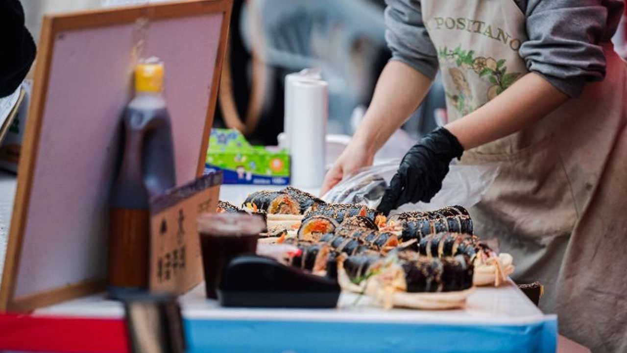 축제장에서 김밥을 썰어 판매하는 모습. / 김천김밥축제