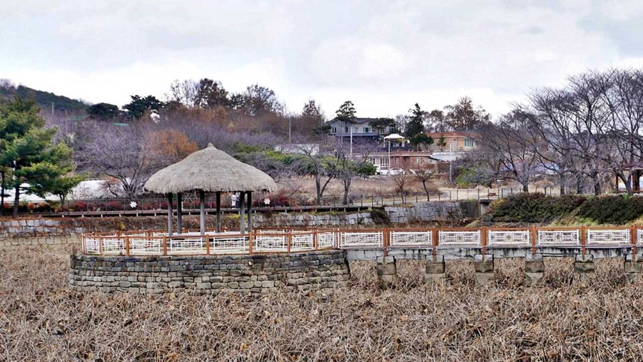 연못 가운데 초가지붕 정자가 자리한 골정지. / 충청남도 누리집