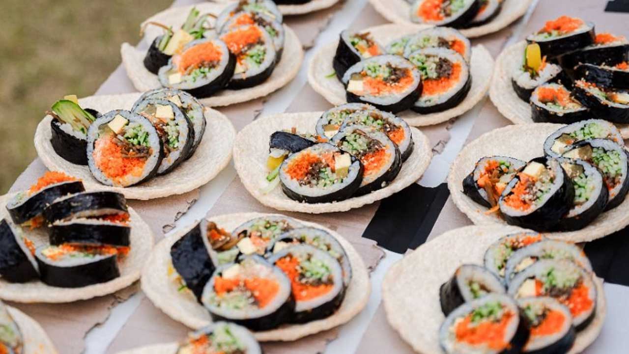 김천김밥축제에서 판매된 여러 종류의 김밥. / 김천김밥축제