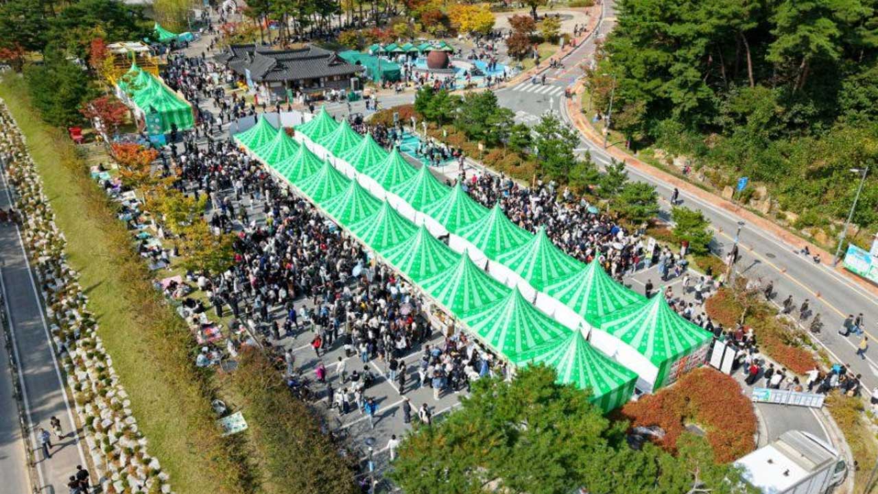 김천김밥축제 행사장에 설치된 판매 부스와 방문객들. / 김천김밥축제