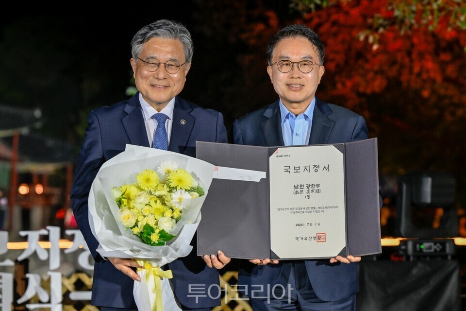 허민 국가유산청(왼쪽)과 양충모 남원시장이 남원 관한루 국보지정서 수여식을 가진 뒤 기념촬영하고 있다.사진=남원시