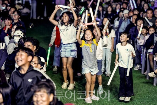 응원봉을 흔들며 공연을 즐기는 어린이/투어코리아뉴스 정명달 기자 사진=화성시