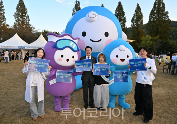 인천광역시 상수도사업본부가 10일 인천대공원에서 열린 ‘제62회 시민의 날’기념행사에서 인천하늘수 홍보캠페인을 진행하고 있다.