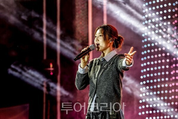 가수 경서가 열창하고 있다/투어코리아뉴스 정명달 기자 사진=화성시