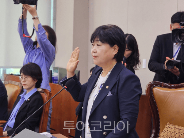 서영교 국회 법제사법위원장이 지난 8일 법무부 국정감사에서 강압감사와 조작기소 의혹을 짚고 관련 사건 당사자들의 피해 증언을 청취하고 있다.