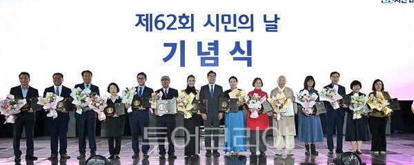 박찬대 인천광역시장이 10일 인천대공원에서 열린 '제62회 시민의 날 기념식'에서 시민상을 수여하고 있다.