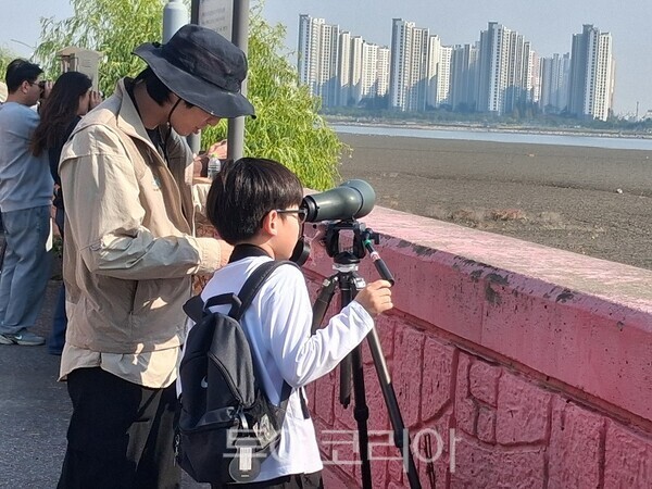 인천광역시가 지난 9일 송도갯벌 일원에서 국내외 탐조인 100여 명이 참가한 가운데 ‘2026년 인천 해양보호구역 탐조대회’를 개최하고 있다.
