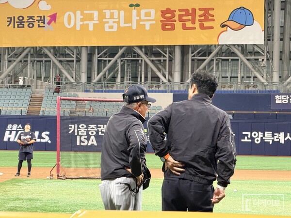 한화 김경문 감독과 손혁 단장(사진=더게이트 배지헌 기자)