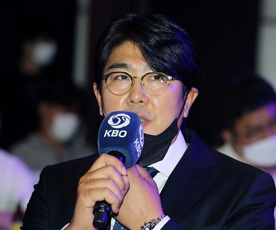 신인드래프트에서 김서현을 지명하는 정민철 단장(사진=한화)