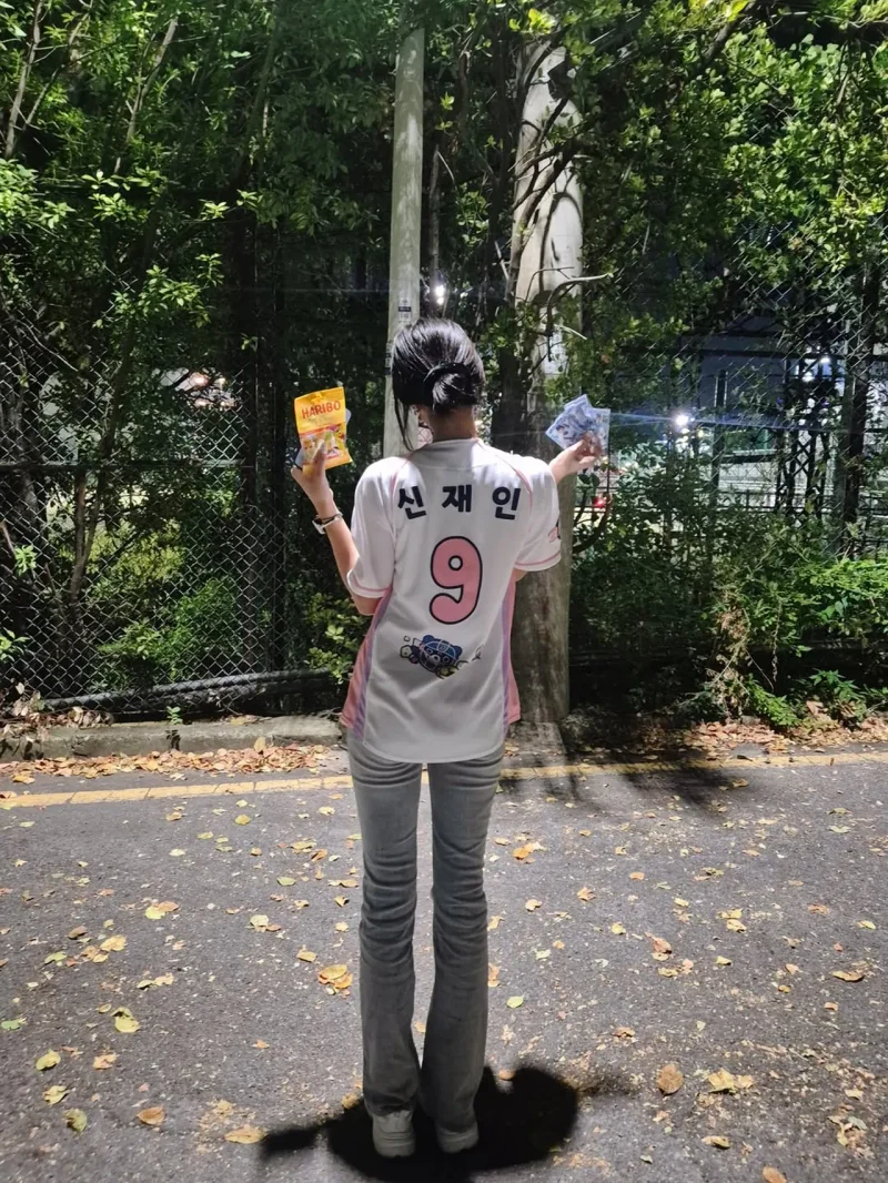 '신재인 9번' 유니폼을 입고 포즈를 취한 모습 / 사진=하이키 인스타그램