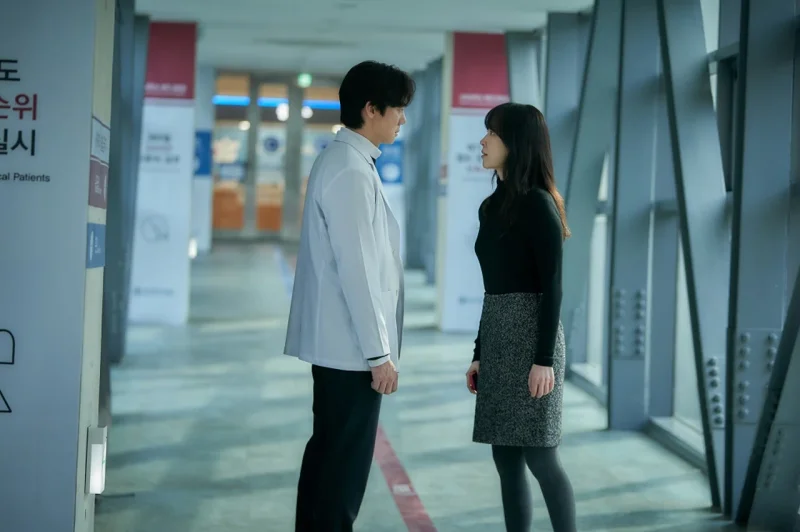 MBC '라이어' 속 병원 복도에서 마주 선 장면 / 사진=MBC '라이어'