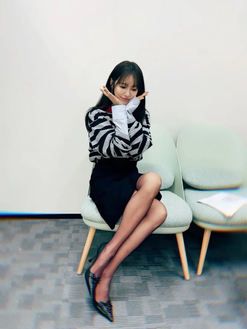 인스타그램에 방송 시작을 알리며 스트라이프 니트 룩을 공개한 윤은혜 / 사진=윤은혜 인스타그램