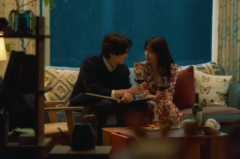 MBC '라이어' 속 늦은 밤 소파에서 와인잔을 든 장면 / 사진=MBC '라이어'