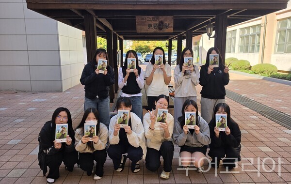 ▲공주여자고등학교 학생들이 발간된 시집을 들고 기념촬영을 하고 있다. /사진-공주교육지원청