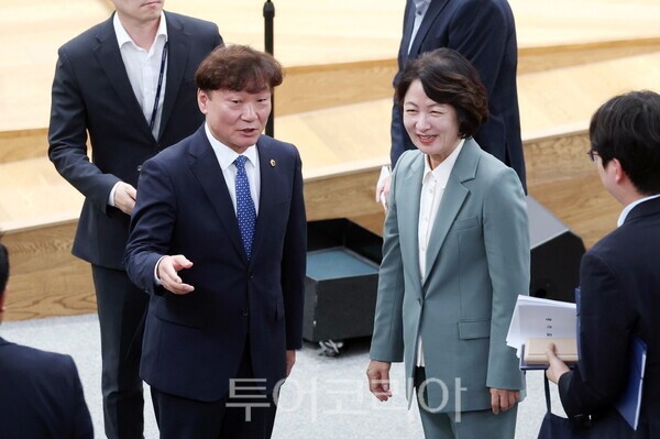 남종섭 경기도의회 의장과 추미애 경기도지사/사진=경기도의회