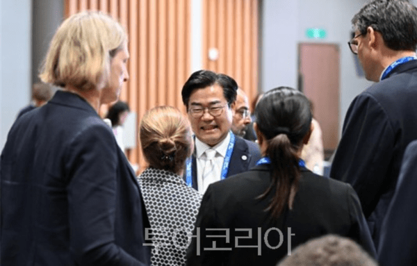 박찬대 인천시장이 지난 7일 송도 경원재 바이 워커힐에서 열린 ‘2026 퍼스트 글로벌 챌린지’ 리셉션에 참석하고 있다.