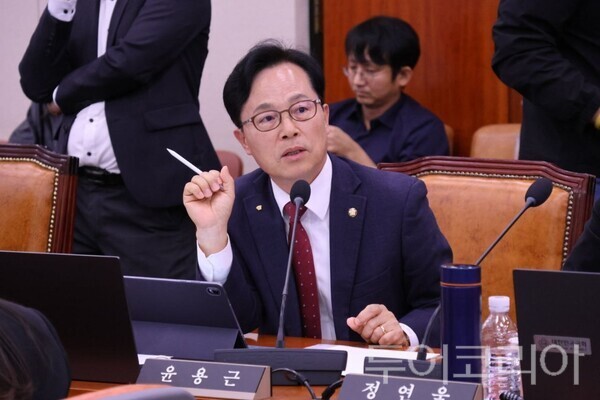 ▲질의 중인 국회 문화체육관광위원회 소속 윤용근(공주·부여·청양) 국회의원. /사진-윤용근 의원실