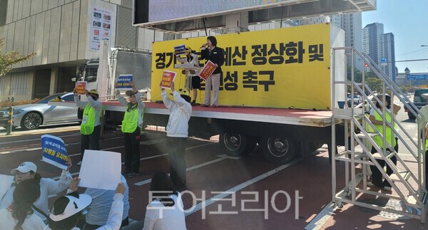경기도의회 교육행정위원회 최미금 의원이 지난 8일 경기도청 앞에서 열린 보육예산 정상화 촉구 집회에 참석해 보육예산 27억 원의 추가경정예산 반영과 보육교직원 처우개선비 삭감 계획 철회를 촉구하고 있다./사진=경기도의회