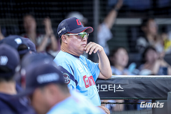 지난달 31일 NC와의 경기를 지켜보고 있는 롯데 김태형 감독. (사진=롯데 자이언츠)