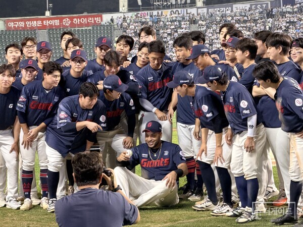 롯데 동료들과 레이예스의 기념 촬영(사진=더게이트 배지헌 기자)