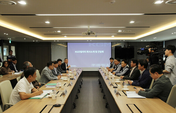 KGM 황기영 대표이사(오른쪽 줄 세 번째) 및 노철 노동조합위원장(오른쪽 줄 네 번째), 최원용 평택시장(왼쪽 줄 세 번째) 등 관계자들이 간담회를 진행하고 있다. (사진=KG 모빌리티 제공)