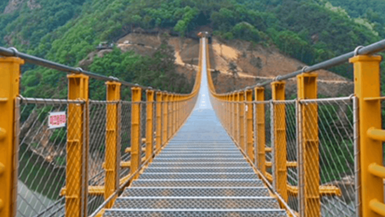 월영산 출렁다리 입구에서 바라본 275m 길이의 보행로. / 금산군 문화관광