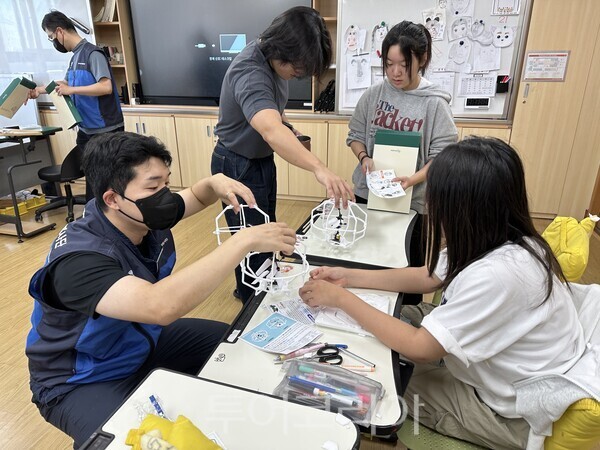 한국수력원자력 새울원자력본부가 노사합동으로 운영한 '아톰 공학교실'의 한장면, 사진은 플라잉볼 만들기 수업을 했던 명산초 교육사진./사진-한국수력원자력 새울원자력본부