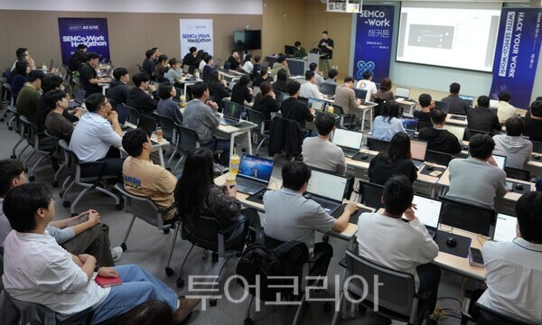 삼성전기 임직원들이 해커톤 대회에 참가하고 있다