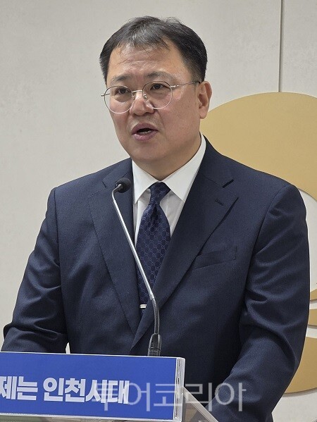 박성순 인천시 교통정책국장이 13일 오전 인천시정 브리핑룸에서 기자회견을 열고 원도심 주차난 해소와 대중교통 편의 증진, 교통약자 이동권 보장 및 첨단 지능형 교통체계 구축을 아우르는 종합 교통 혁신 대책을 추진한다고 밝히고 있다. 2026.10.13. / 투어코리아 이창호 기자