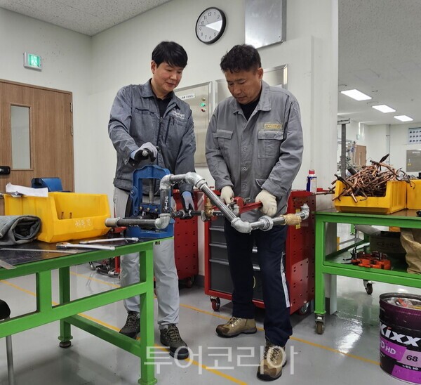 에너지관리기능장에 최종 합격한 한국폴리텍대학 석유화학공정기술교육원 박정훈 학생(사진 우측)의 실습 모습./사진-한국폴리텍대학 석유화학공정기술교육원