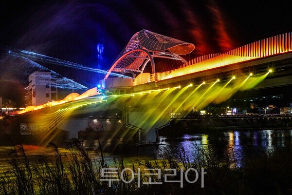사진 / 남대천 사랑의 다리에서 아름다운 분수쇼_ㅌ어코리아 유지훈 기자