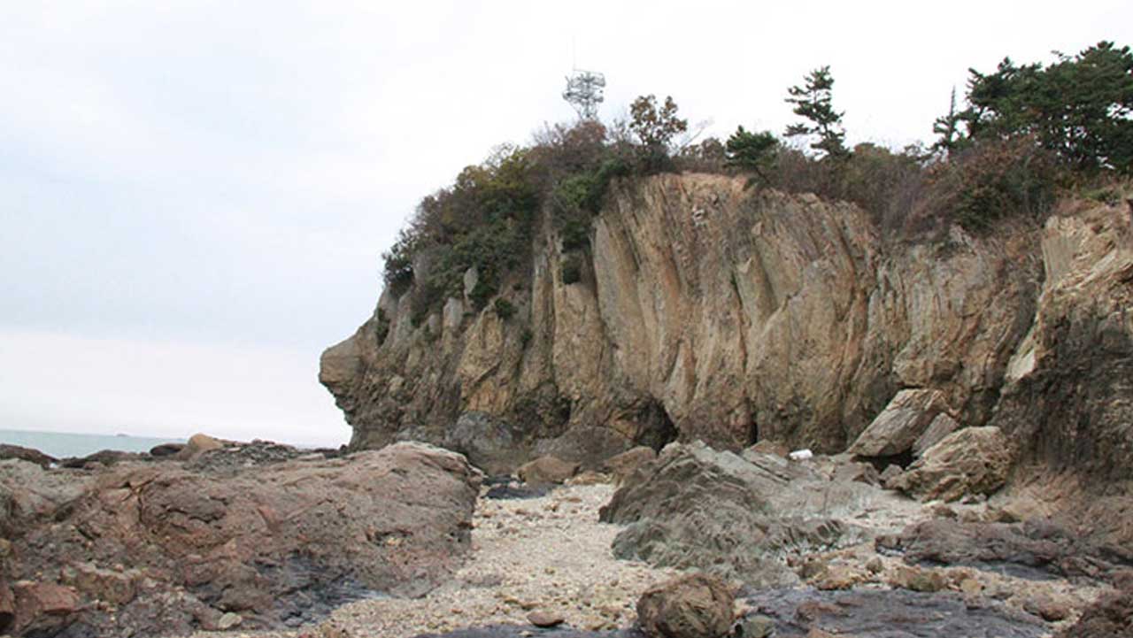 바닷가를 따라 가파르게 솟아 있는 적벽강의 암석 절벽. / 부안변산마실길