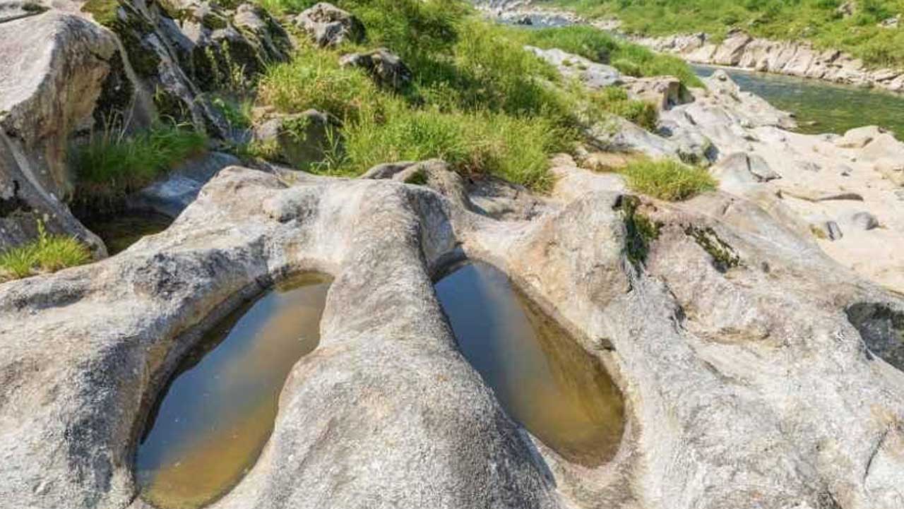 내린천 암반에 길쭉하게 파인 포트홀 두 곳에 물이 고여 있다. / 대한민국 구석구석